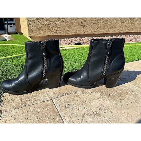 Simply Vera Vera Wang Shoes - Simply Vera Vera Wang Leather Ankle Booties | Color: Black | Size: 6 Med